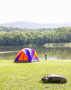 圆顶帐篷露营在森林露营地点