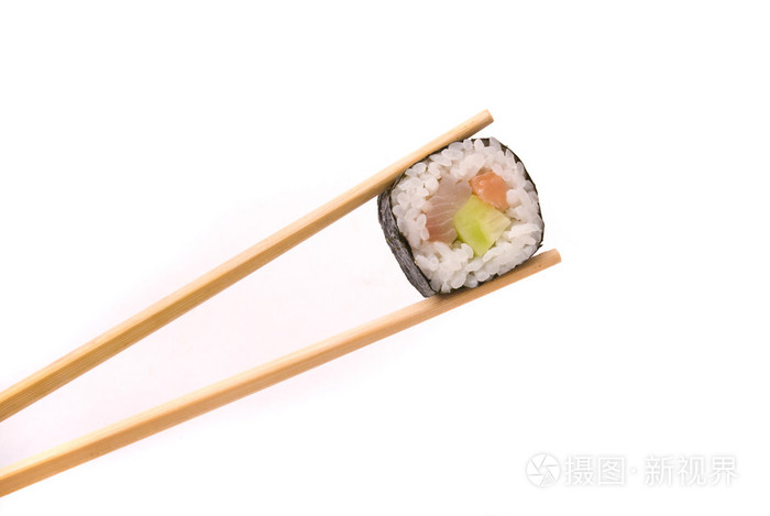 寿司与筷子隔离在白色背景上