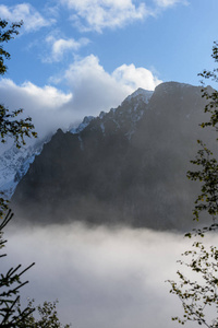 斯洛伐克 tatra 湿山区的晨雾