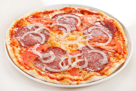 带意大利香肠的披萨