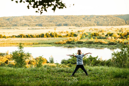 在河边的男孩图片