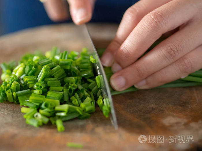 木制切割板上的手切葱