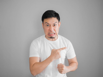 愤怒的男子在红图片