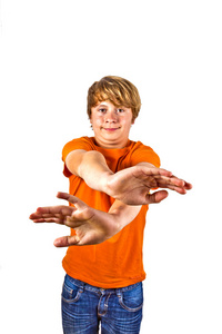 可爱的男孩的肖像，带着橙色衬衫，用手臂做手势