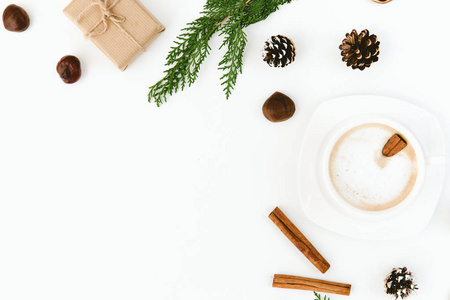 圣诞节.杯咖啡, 落叶松树枝, 肉桂棒, 白色背景。平的放置的构成