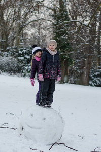 冬天时间在公园与孩子和雪人