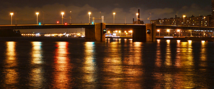 在圣彼得堡的 volodarsky 桥的夜景