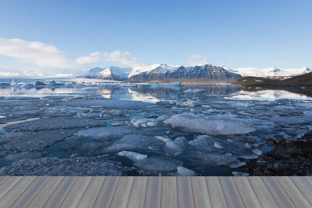 开放木地板, Jakulsarlon 冬天季节泻湖以山背景, 冰岛自然风景背景