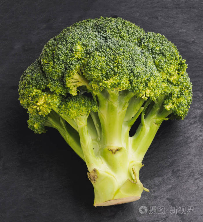 黑色背景的大绿花椰菜