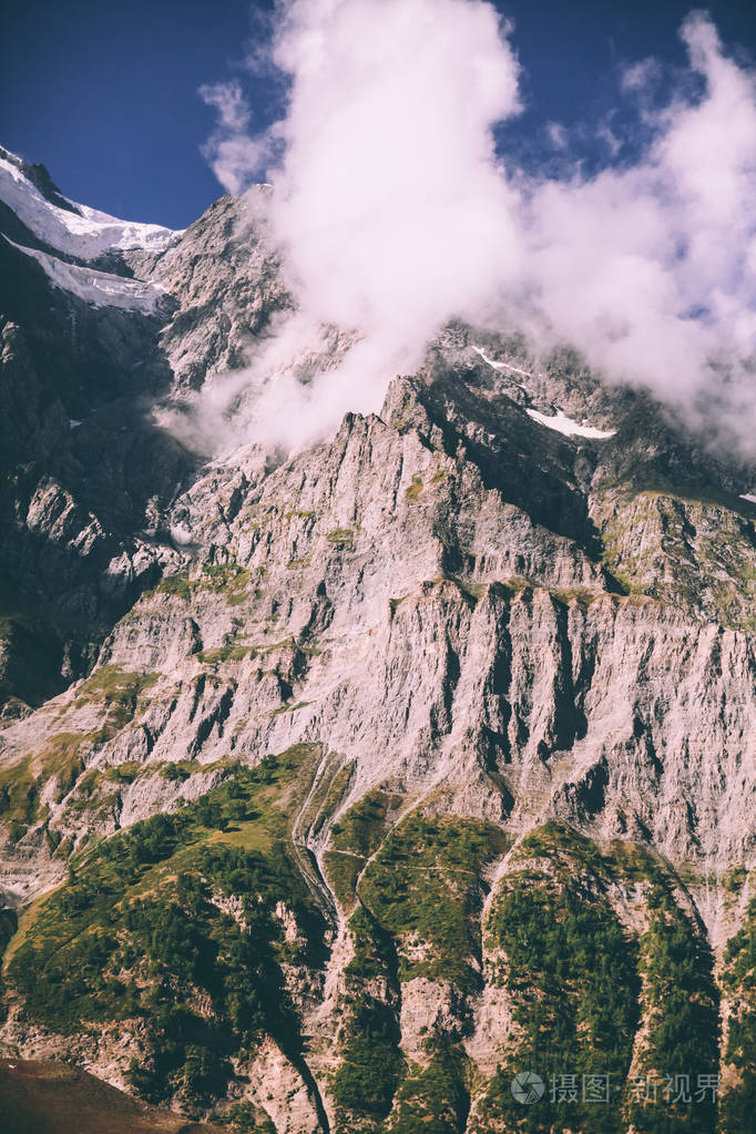 印度喜马拉雅山上有落基山脉和云的雄伟景观