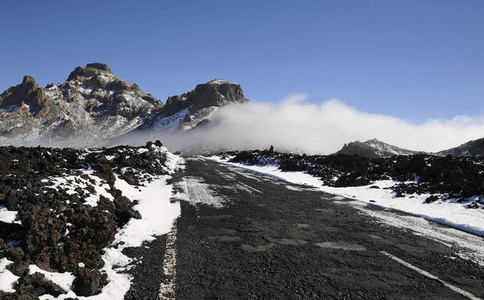 德国家公园或 Las 加拿大德冬天, 对道路的看法覆盖在雪和低白云通过迅速, 特内里费岛, 加那利群岛, 西班牙