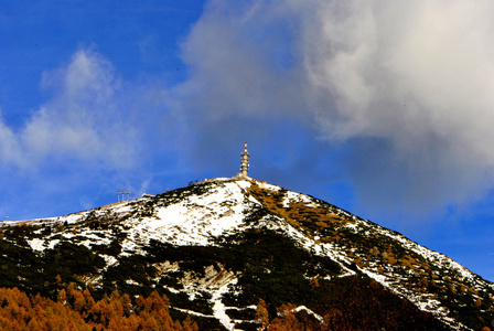 山，山岳 mountain的名词复数  山脉 群山