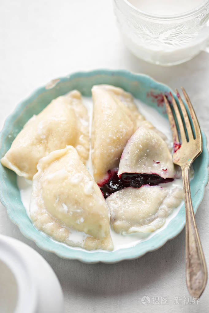 带蓝莓和奶油的饺子甜馅饼与莓果