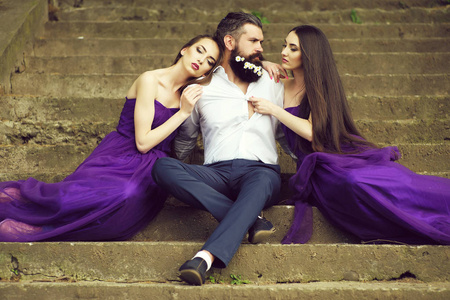 留着胡须的男人和女人在楼梯上三角螺旋, 迷宫, 矢量光学错觉, 深度