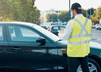 警务人员给予罚款违章泊车