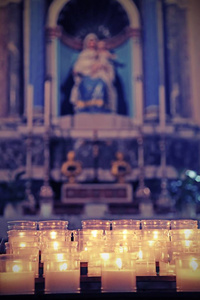 教堂里有许多蜡烛