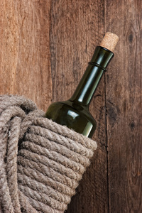 一瓶用绳子包裹的酒