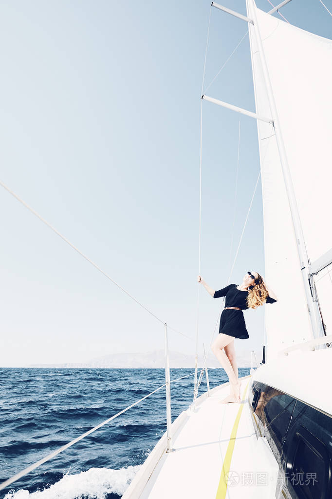 在帆船上的女孩