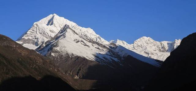 在尼泊尔, 白雪覆盖了破山顶和其他高山。视图