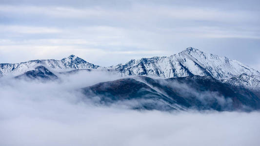 斯洛伐克 tatra 湿山区的晨雾