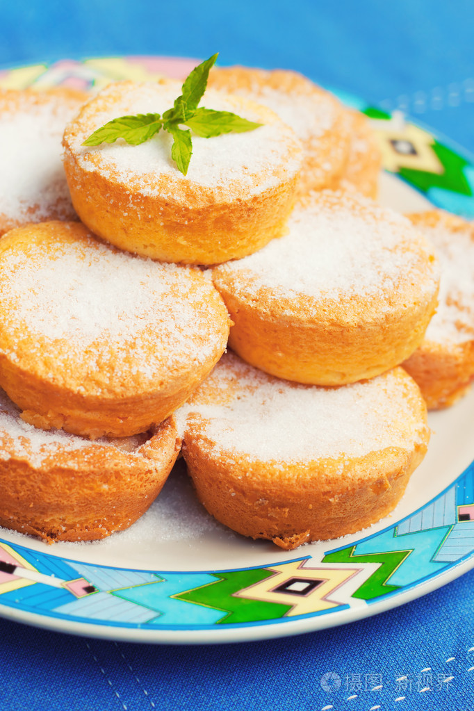 美味的海绵蛋糕装饰薄荷