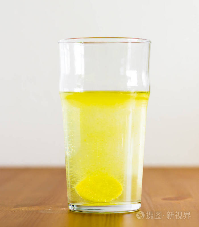 泡腾片和水杯维他命饮料