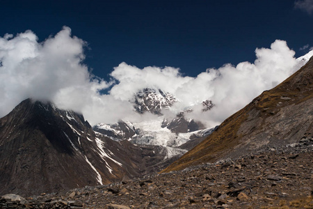 尼泊尔喜马拉雅山 Tilicho 峰覆盖白云