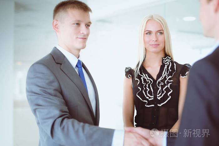 女商人摇晃手在办公室