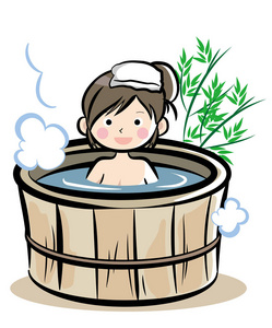 妇女放松附近的木桶浴与玻璃在水疗中心和桑拿的概念妇女放松附近的木