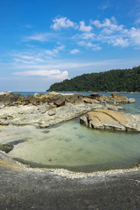 美丽的热带岛屿背景在马来西亚与水晶清澈的绿松石水和蓝天