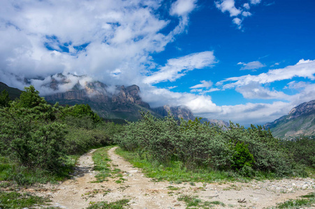 俄罗斯高加索山脉的 Baksan 峡谷