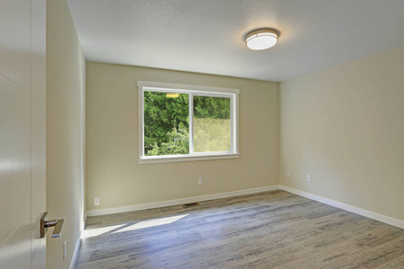 明亮的米色空房间，灰色硬木地板