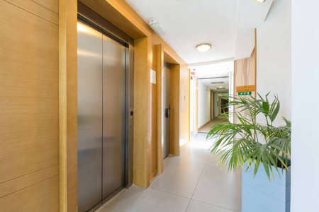 走廊通道与灯笼图片