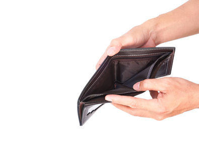 男人的手打开隔离与剪切路径的白色背景上的空钱包照片