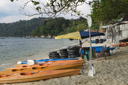 沙滩独木舟和浮标出租展示图片