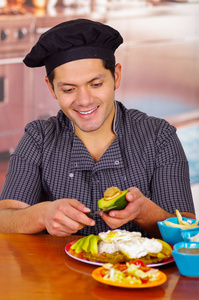 男人在厨房里烹饪菜，巴西烧烤烧烤一直 ecuatorian 菜