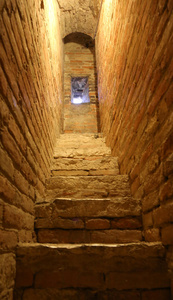 中世纪塔内狭窄陡峭的楼梯
