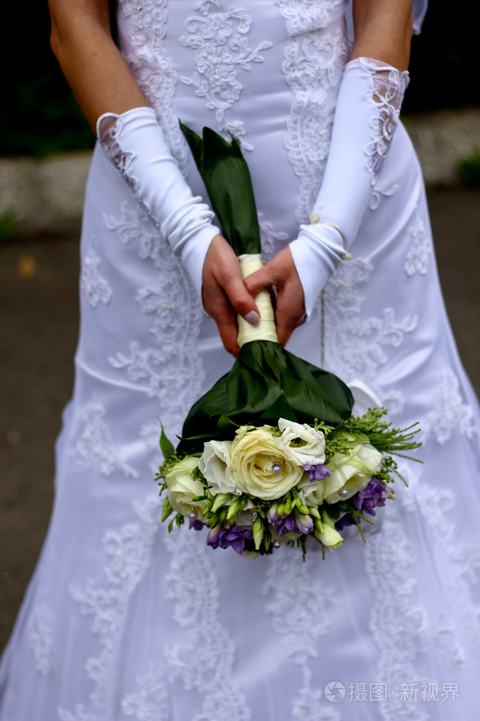 新娘手捧鲜花