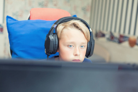 少年男孩在个人计算机玩电脑游戏