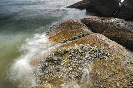 日落时田园诗般的热带风光, 海浪拍打海岸的岩石