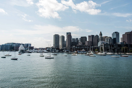 在一个晴朗的夏日, 美国马萨诸塞州波士顿地平线前的查尔斯河畔的游艇和帆船