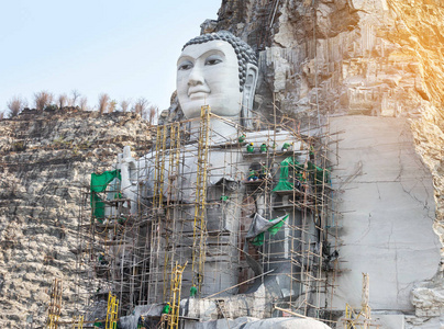 泰坦寺建筑中的大佛像石刻