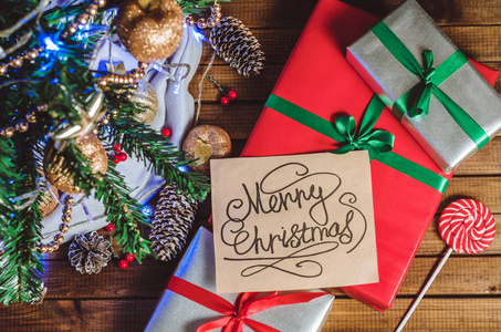 圣诞树, 玩具和礼物, 还有一张卡片, 上面写着 圣诞快乐 的美景