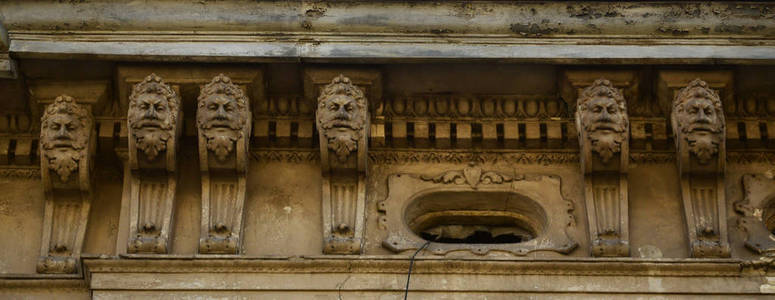 第十八世纪的老雕塑以人头的形式装饰着乌克兰利沃夫高层建筑的门面。