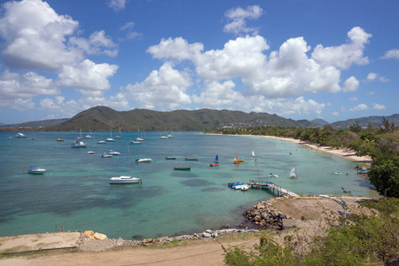 美丽的海湾和帆船港, 在马提尼克岛风景如画的码头