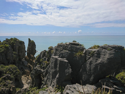 Panakaiki 海岸地平线上的煎饼岩, 新西兰自然景观背景