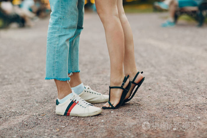 踮着脚尖站着.闭合腿