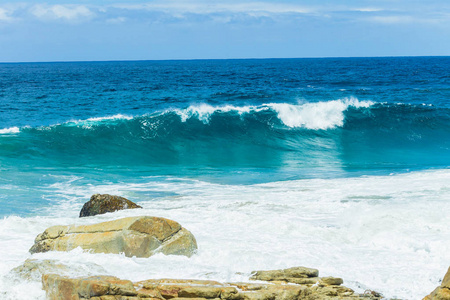 岩石海洋蓝色波浪海岸线