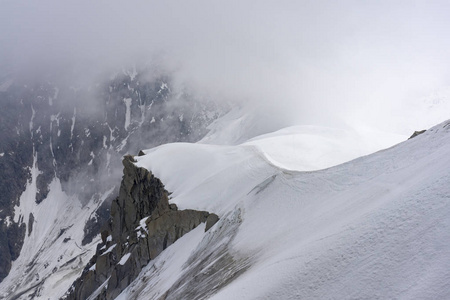 法国的阿尔卑斯山。雪脊的钻头 du Midi