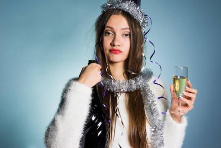 伤心醉酒的年轻女孩庆祝新年 2018, 举行一杯香槟
